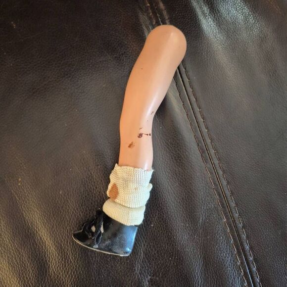 Doll Parts, Vintage 2 legs, 1 body, 1 head & 2 arms - Picture 15 of 16
